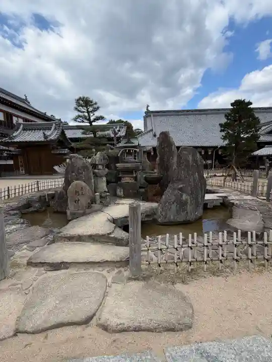 大願寺の{uncategorized: "未分類", other: "その他", undefined: "問題あり", building: "その他建物", grave: "お墓", sacred_gate: "鳥居", guardian: "狛犬", statue: "像", buddha: "仏像", history: "歴史", nature: "自然", garden: "庭園", animal: "動物", pagoda: "塔", temizu: "手水舎", mountain_gate: "山門・神門", sanctuary: "本殿・本堂", subordinate: "末社・摂社", art: "芸術", scenery: "景色", jizo: "地蔵", ema: "絵馬", goshuin: "御朱印", omikuji: "おみくじ", items: "授与品その他", amulet: "お守り", goshuincho: "御朱印帳", eats: "食事", festival: "お祭り", votive_dance: "神楽", shichigosan: "七五三参", wedding: "結婚式", experience: "体験その他", initially: "初詣", around: "周辺", anti_infection: "感染症対策"}