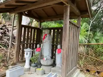 鶴見道場の{uncategorized: "未分類", other: "その他", undefined: "問題あり", building: "その他建物", grave: "お墓", sacred_gate: "鳥居", guardian: "狛犬", statue: "像", buddha: "仏像", history: "歴史", nature: "自然", garden: "庭園", animal: "動物", pagoda: "塔", temizu: "手水舎", mountain_gate: "山門・神門", sanctuary: "本殿・本堂", subordinate: "末社・摂社", art: "芸術", scenery: "景色", jizo: "地蔵", ema: "絵馬", goshuin: "御朱印", omikuji: "おみくじ", items: "授与品その他", amulet: "お守り", goshuincho: "御朱印帳", eats: "食事", festival: "お祭り", votive_dance: "神楽", shichigosan: "七五三参", wedding: "結婚式", experience: "体験その他", initially: "初詣", around: "周辺", anti_infection: "感染症対策"}