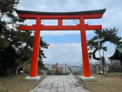 函館護國神社の{uncategorized: "未分類", other: "その他", undefined: "問題あり", building: "その他建物", grave: "お墓", sacred_gate: "鳥居", guardian: "狛犬", statue: "像", buddha: "仏像", history: "歴史", nature: "自然", garden: "庭園", animal: "動物", pagoda: "塔", temizu: "手水舎", mountain_gate: "山門・神門", sanctuary: "本殿・本堂", subordinate: "末社・摂社", art: "芸術", scenery: "景色", jizo: "地蔵", ema: "絵馬", goshuin: "御朱印", omikuji: "おみくじ", items: "授与品その他", amulet: "お守り", goshuincho: "御朱印帳", eats: "食事", festival: "お祭り", votive_dance: "神楽", shichigosan: "七五三参", wedding: "結婚式", experience: "体験その他", initially: "初詣", around: "周辺", anti_infection: "感染症対策"}