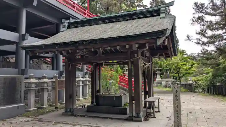 八幡朝見神社の手水舎