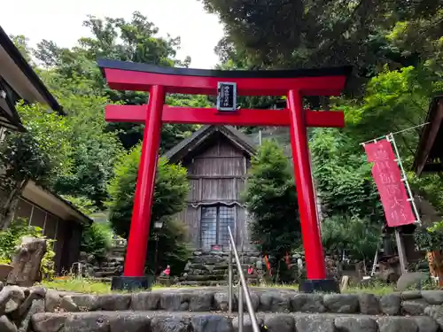 西森稲荷大明神の鳥居