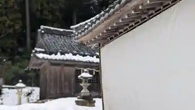 八幡神社（西浅井町小山）の{uncategorized: "未分類", other: "その他", undefined: "問題あり", building: "その他建物", grave: "お墓", sacred_gate: "鳥居", guardian: "狛犬", statue: "像", buddha: "仏像", history: "歴史", nature: "自然", garden: "庭園", animal: "動物", pagoda: "塔", temizu: "手水舎", mountain_gate: "山門・神門", sanctuary: "本殿・本堂", subordinate: "末社・摂社", art: "芸術", scenery: "景色", jizo: "地蔵", ema: "絵馬", goshuin: "御朱印", omikuji: "おみくじ", items: "授与品その他", amulet: "お守り", goshuincho: "御朱印帳", eats: "食事", festival: "お祭り", votive_dance: "神楽", shichigosan: "七五三参", wedding: "結婚式", experience: "体験その他", initially: "初詣", around: "周辺", anti_infection: "感染症対策"}