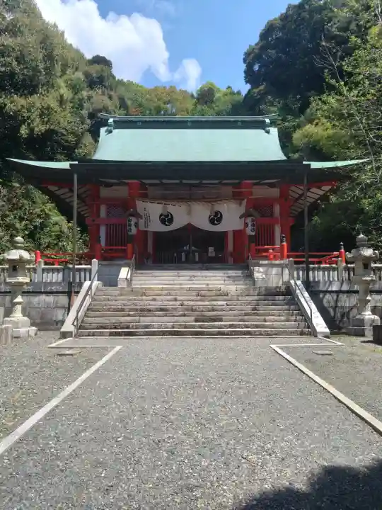礒宮八幡神社の{uncategorized: "未分類", other: "その他", undefined: "問題あり", building: "その他建物", grave: "お墓", sacred_gate: "鳥居", guardian: "狛犬", statue: "像", buddha: "仏像", history: "歴史", nature: "自然", garden: "庭園", animal: "動物", pagoda: "塔", temizu: "手水舎", mountain_gate: "山門・神門", sanctuary: "本殿・本堂", subordinate: "末社・摂社", art: "芸術", scenery: "景色", jizo: "地蔵", ema: "絵馬", goshuin: "御朱印", omikuji: "おみくじ", items: "授与品その他", amulet: "お守り", goshuincho: "御朱印帳", eats: "食事", festival: "お祭り", votive_dance: "神楽", shichigosan: "七五三参", wedding: "結婚式", experience: "体験その他", initially: "初詣", around: "周辺", anti_infection: "感染症対策"}