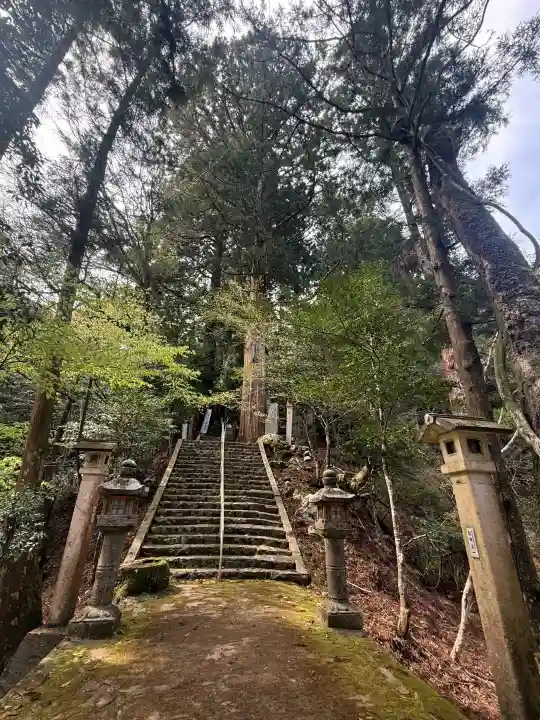 川上山若宮八幡宮の{uncategorized: "未分類", other: "その他", undefined: "問題あり", building: "その他建物", grave: "お墓", sacred_gate: "鳥居", guardian: "狛犬", statue: "像", buddha: "仏像", history: "歴史", nature: "自然", garden: "庭園", animal: "動物", pagoda: "塔", temizu: "手水舎", mountain_gate: "山門・神門", sanctuary: "本殿・本堂", subordinate: "末社・摂社", art: "芸術", scenery: "景色", jizo: "地蔵", ema: "絵馬", goshuin: "御朱印", omikuji: "おみくじ", items: "授与品その他", amulet: "お守り", goshuincho: "御朱印帳", eats: "食事", festival: "お祭り", votive_dance: "神楽", shichigosan: "七五三参", wedding: "結婚式", experience: "体験その他", initially: "初詣", around: "周辺", anti_infection: "感染症対策"}