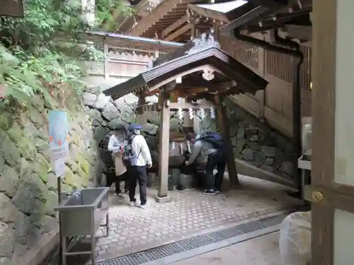 狭井坐大神荒魂神社(狭井神社)の手水舎