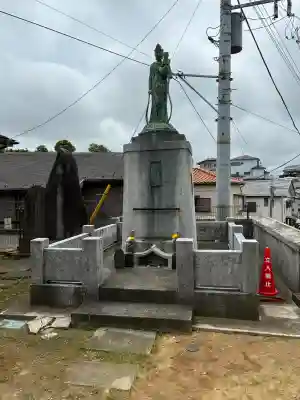 龍本寺の{uncategorized: "未分類", other: "その他", undefined: "問題あり", building: "その他建物", grave: "お墓", sacred_gate: "鳥居", guardian: "狛犬", statue: "像", buddha: "仏像", history: "歴史", nature: "自然", garden: "庭園", animal: "動物", pagoda: "塔", temizu: "手水舎", mountain_gate: "山門・神門", sanctuary: "本殿・本堂", subordinate: "末社・摂社", art: "芸術", scenery: "景色", jizo: "地蔵", ema: "絵馬", goshuin: "御朱印", omikuji: "おみくじ", items: "授与品その他", amulet: "お守り", goshuincho: "御朱印帳", eats: "食事", festival: "お祭り", votive_dance: "神楽", shichigosan: "七五三参", wedding: "結婚式", experience: "体験その他", initially: "初詣", around: "周辺", anti_infection: "感染症対策"}