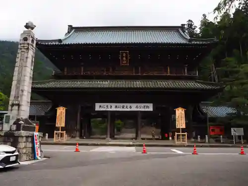 久遠寺の山門