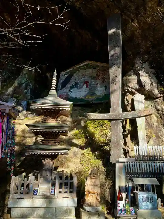 徳善院明王密寺の{uncategorized: "未分類", other: "その他", undefined: "問題あり", building: "その他建物", grave: "お墓", sacred_gate: "鳥居", guardian: "狛犬", statue: "像", buddha: "仏像", history: "歴史", nature: "自然", garden: "庭園", animal: "動物", pagoda: "塔", temizu: "手水舎", mountain_gate: "山門・神門", sanctuary: "本殿・本堂", subordinate: "末社・摂社", art: "芸術", scenery: "景色", jizo: "地蔵", ema: "絵馬", goshuin: "御朱印", omikuji: "おみくじ", items: "授与品その他", amulet: "お守り", goshuincho: "御朱印帳", eats: "食事", festival: "お祭り", votive_dance: "神楽", shichigosan: "七五三参", wedding: "結婚式", experience: "体験その他", initially: "初詣", around: "周辺", anti_infection: "感染症対策"}