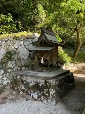 高天彦神社の{uncategorized: "未分類", other: "その他", undefined: "問題あり", building: "その他建物", grave: "お墓", sacred_gate: "鳥居", guardian: "狛犬", statue: "像", buddha: "仏像", history: "歴史", nature: "自然", garden: "庭園", animal: "動物", pagoda: "塔", temizu: "手水舎", mountain_gate: "山門・神門", sanctuary: "本殿・本堂", subordinate: "末社・摂社", art: "芸術", scenery: "景色", jizo: "地蔵", ema: "絵馬", goshuin: "御朱印", omikuji: "おみくじ", items: "授与品その他", amulet: "お守り", goshuincho: "御朱印帳", eats: "食事", festival: "お祭り", votive_dance: "神楽", shichigosan: "七五三参", wedding: "結婚式", experience: "体験その他", initially: "初詣", around: "周辺", anti_infection: "感染症対策"}