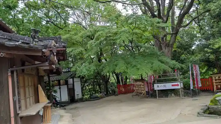 天開稲荷社の庭園