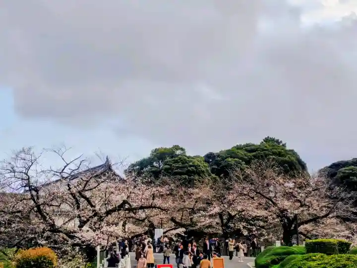 靖國神社の{uncategorized: "未分類", other: "その他", undefined: "問題あり", building: "その他建物", grave: "お墓", sacred_gate: "鳥居", guardian: "狛犬", statue: "像", buddha: "仏像", history: "歴史", nature: "自然", garden: "庭園", animal: "動物", pagoda: "塔", temizu: "手水舎", mountain_gate: "山門・神門", sanctuary: "本殿・本堂", subordinate: "末社・摂社", art: "芸術", scenery: "景色", jizo: "地蔵", ema: "絵馬", goshuin: "御朱印", omikuji: "おみくじ", items: "授与品その他", amulet: "お守り", goshuincho: "御朱印帳", eats: "食事", festival: "お祭り", votive_dance: "神楽", shichigosan: "七五三参", wedding: "結婚式", experience: "体験その他", initially: "初詣", around: "周辺", anti_infection: "感染症対策"}