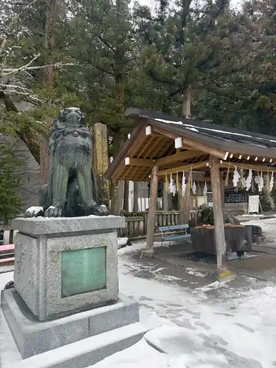 諏訪大社の{uncategorized: "未分類", other: "その他", undefined: "問題あり", building: "その他建物", grave: "お墓", sacred_gate: "鳥居", guardian: "狛犬", statue: "像", buddha: "仏像", history: "歴史", nature: "自然", garden: "庭園", animal: "動物", pagoda: "塔", temizu: "手水舎", mountain_gate: "山門・神門", sanctuary: "本殿・本堂", subordinate: "末社・摂社", art: "芸術", scenery: "景色", jizo: "地蔵", ema: "絵馬", goshuin: "御朱印", omikuji: "おみくじ", items: "授与品その他", amulet: "お守り", goshuincho: "御朱印帳", eats: "食事", festival: "お祭り", votive_dance: "神楽", shichigosan: "七五三参", wedding: "結婚式", experience: "体験その他", initially: "初詣", around: "周辺", anti_infection: "感染症対策"}