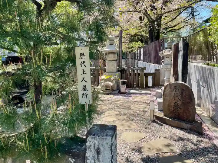 本立寺の{uncategorized: "未分類", other: "その他", undefined: "問題あり", building: "その他建物", grave: "お墓", sacred_gate: "鳥居", guardian: "狛犬", statue: "像", buddha: "仏像", history: "歴史", nature: "自然", garden: "庭園", animal: "動物", pagoda: "塔", temizu: "手水舎", mountain_gate: "山門・神門", sanctuary: "本殿・本堂", subordinate: "末社・摂社", art: "芸術", scenery: "景色", jizo: "地蔵", ema: "絵馬", goshuin: "御朱印", omikuji: "おみくじ", items: "授与品その他", amulet: "お守り", goshuincho: "御朱印帳", eats: "食事", festival: "お祭り", votive_dance: "神楽", shichigosan: "七五三参", wedding: "結婚式", experience: "体験その他", initially: "初詣", around: "周辺", anti_infection: "感染症対策"}
