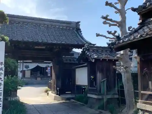 本覚寺の山門