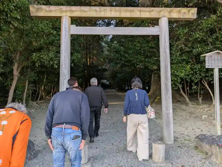 神麻続機殿神社(皇大神宮所管社)の{uncategorized: "未分類", other: "その他", undefined: "問題あり", building: "その他建物", grave: "お墓", sacred_gate: "鳥居", guardian: "狛犬", statue: "像", buddha: "仏像", history: "歴史", nature: "自然", garden: "庭園", animal: "動物", pagoda: "塔", temizu: "手水舎", mountain_gate: "山門・神門", sanctuary: "本殿・本堂", subordinate: "末社・摂社", art: "芸術", scenery: "景色", jizo: "地蔵", ema: "絵馬", goshuin: "御朱印", omikuji: "おみくじ", items: "授与品その他", amulet: "お守り", goshuincho: "御朱印帳", eats: "食事", festival: "お祭り", votive_dance: "神楽", shichigosan: "七五三参", wedding: "結婚式", experience: "体験その他", initially: "初詣", around: "周辺", anti_infection: "感染症対策"}