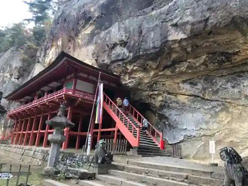 達谷西光寺の本殿