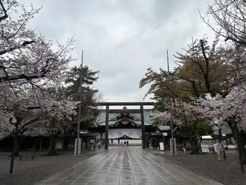 靖國神社の{uncategorized: "未分類", other: "その他", undefined: "問題あり", building: "その他建物", grave: "お墓", sacred_gate: "鳥居", guardian: "狛犬", statue: "像", buddha: "仏像", history: "歴史", nature: "自然", garden: "庭園", animal: "動物", pagoda: "塔", temizu: "手水舎", mountain_gate: "山門・神門", sanctuary: "本殿・本堂", subordinate: "末社・摂社", art: "芸術", scenery: "景色", jizo: "地蔵", ema: "絵馬", goshuin: "御朱印", omikuji: "おみくじ", items: "授与品その他", amulet: "お守り", goshuincho: "御朱印帳", eats: "食事", festival: "お祭り", votive_dance: "神楽", shichigosan: "七五三参", wedding: "結婚式", experience: "体験その他", initially: "初詣", around: "周辺", anti_infection: "感染症対策"}