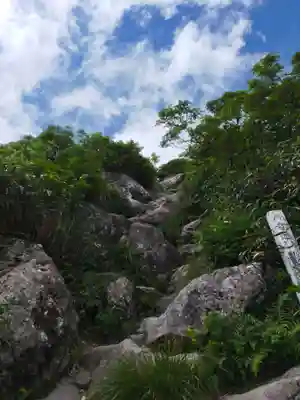 月山神社本宮の周辺