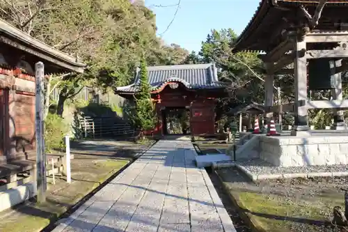 那古寺の山門