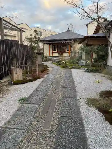遍照寺の{uncategorized: "未分類", other: "その他", undefined: "問題あり", building: "その他建物", grave: "お墓", sacred_gate: "鳥居", guardian: "狛犬", statue: "像", buddha: "仏像", history: "歴史", nature: "自然", garden: "庭園", animal: "動物", pagoda: "塔", temizu: "手水舎", mountain_gate: "山門・神門", sanctuary: "本殿・本堂", subordinate: "末社・摂社", art: "芸術", scenery: "景色", jizo: "地蔵", ema: "絵馬", goshuin: "御朱印", omikuji: "おみくじ", items: "授与品その他", amulet: "お守り", goshuincho: "御朱印帳", eats: "食事", festival: "お祭り", votive_dance: "神楽", shichigosan: "七五三参", wedding: "結婚式", experience: "体験その他", initially: "初詣", around: "周辺", anti_infection: "感染症対策"}