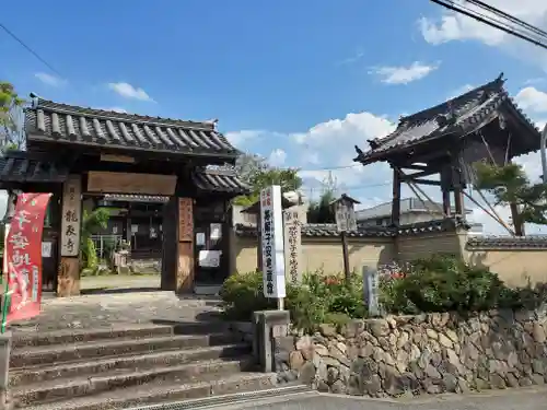 龍象寺の山門