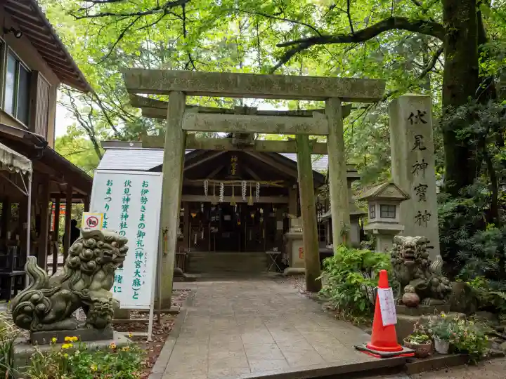 伏見神宝神社の{uncategorized: "未分類", other: "その他", undefined: "問題あり", building: "その他建物", grave: "お墓", sacred_gate: "鳥居", guardian: "狛犬", statue: "像", buddha: "仏像", history: "歴史", nature: "自然", garden: "庭園", animal: "動物", pagoda: "塔", temizu: "手水舎", mountain_gate: "山門・神門", sanctuary: "本殿・本堂", subordinate: "末社・摂社", art: "芸術", scenery: "景色", jizo: "地蔵", ema: "絵馬", goshuin: "御朱印", omikuji: "おみくじ", items: "授与品その他", amulet: "お守り", goshuincho: "御朱印帳", eats: "食事", festival: "お祭り", votive_dance: "神楽", shichigosan: "七五三参", wedding: "結婚式", experience: "体験その他", initially: "初詣", around: "周辺", anti_infection: "感染症対策"}