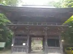 椎尾山薬王院の山門