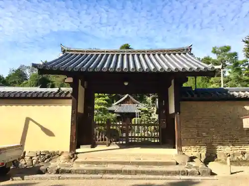 東大寺真言院の山門