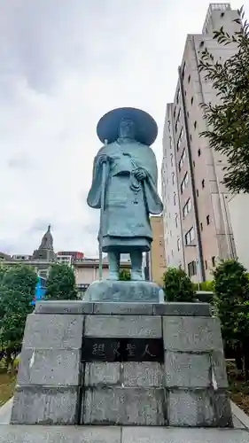 築地本願寺（本願寺築地別院）の像