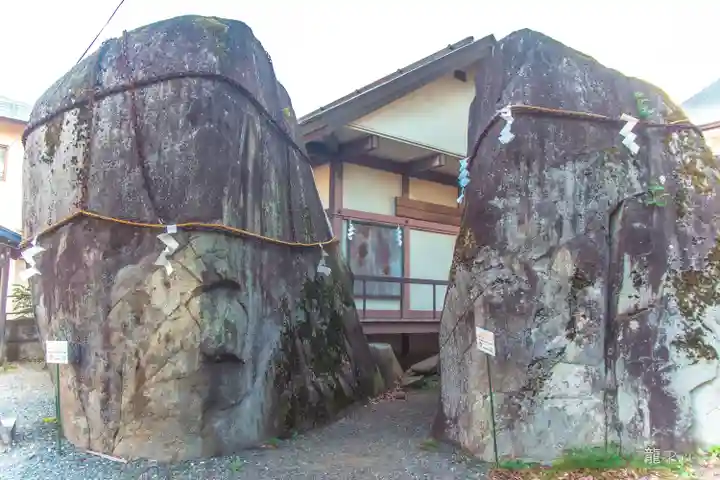 三ツ石神社(岩手県)