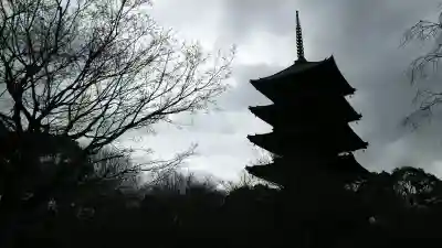 東寺（教王護国寺）の{uncategorized: "未分類", other: "その他", undefined: "問題あり", building: "その他建物", grave: "お墓", sacred_gate: "鳥居", guardian: "狛犬", statue: "像", buddha: "仏像", history: "歴史", nature: "自然", garden: "庭園", animal: "動物", pagoda: "塔", temizu: "手水舎", mountain_gate: "山門・神門", sanctuary: "本殿・本堂", subordinate: "末社・摂社", art: "芸術", scenery: "景色", jizo: "地蔵", ema: "絵馬", goshuin: "御朱印", omikuji: "おみくじ", items: "授与品その他", amulet: "お守り", goshuincho: "御朱印帳", eats: "食事", festival: "お祭り", votive_dance: "神楽", shichigosan: "七五三参", wedding: "結婚式", experience: "体験その他", initially: "初詣", around: "周辺", anti_infection: "感染症対策"}
