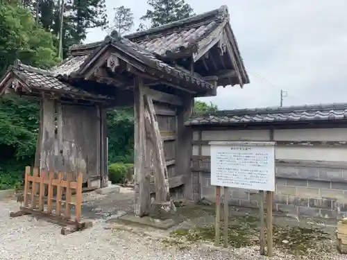 摩訶耶寺の山門