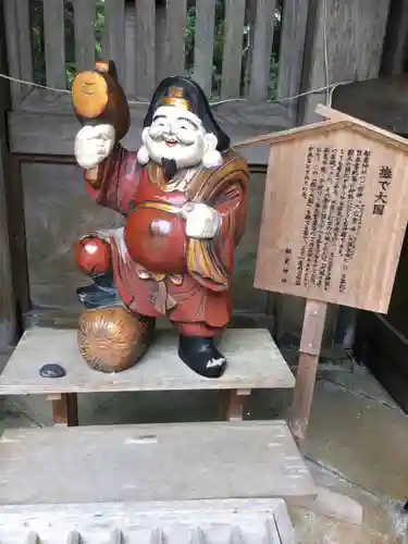 都農神社の像