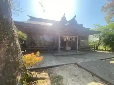 諏訪神社の{uncategorized: "未分類", other: "その他", undefined: "問題あり", building: "その他建物", grave: "お墓", sacred_gate: "鳥居", guardian: "狛犬", statue: "像", buddha: "仏像", history: "歴史", nature: "自然", garden: "庭園", animal: "動物", pagoda: "塔", temizu: "手水舎", mountain_gate: "山門・神門", sanctuary: "本殿・本堂", subordinate: "末社・摂社", art: "芸術", scenery: "景色", jizo: "地蔵", ema: "絵馬", goshuin: "御朱印", omikuji: "おみくじ", items: "授与品その他", amulet: "お守り", goshuincho: "御朱印帳", eats: "食事", festival: "お祭り", votive_dance: "神楽", shichigosan: "七五三参", wedding: "結婚式", experience: "体験その他", initially: "初詣", around: "周辺", anti_infection: "感染症対策"}
