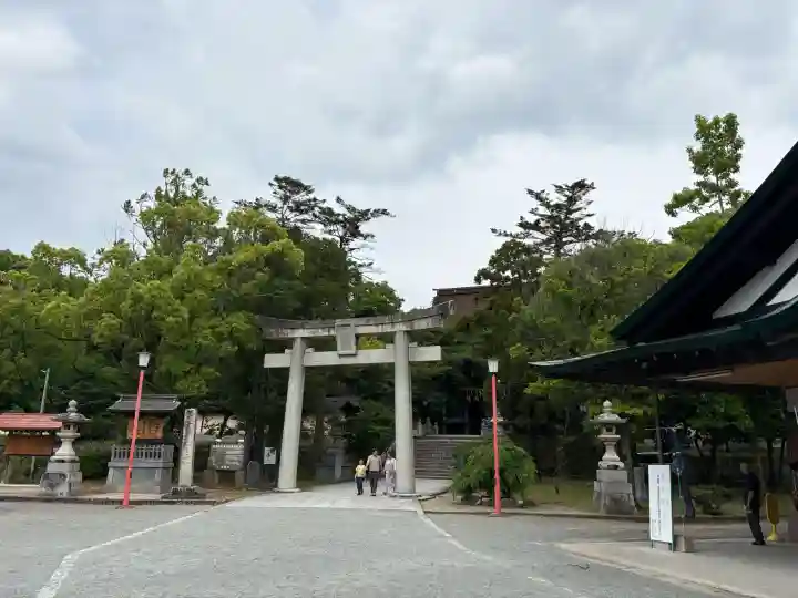 香椎宮の{uncategorized: "未分類", other: "その他", undefined: "問題あり", building: "その他建物", grave: "お墓", sacred_gate: "鳥居", guardian: "狛犬", statue: "像", buddha: "仏像", history: "歴史", nature: "自然", garden: "庭園", animal: "動物", pagoda: "塔", temizu: "手水舎", mountain_gate: "山門・神門", sanctuary: "本殿・本堂", subordinate: "末社・摂社", art: "芸術", scenery: "景色", jizo: "地蔵", ema: "絵馬", goshuin: "御朱印", omikuji: "おみくじ", items: "授与品その他", amulet: "お守り", goshuincho: "御朱印帳", eats: "食事", festival: "お祭り", votive_dance: "神楽", shichigosan: "七五三参", wedding: "結婚式", experience: "体験その他", initially: "初詣", around: "周辺", anti_infection: "感染症対策"}