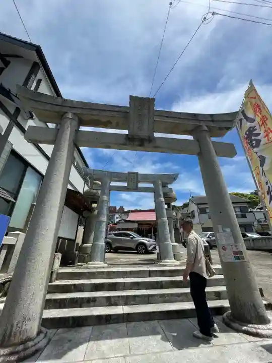 宮地嶽八幡神社の{uncategorized: "未分類", other: "その他", undefined: "問題あり", building: "その他建物", grave: "お墓", sacred_gate: "鳥居", guardian: "狛犬", statue: "像", buddha: "仏像", history: "歴史", nature: "自然", garden: "庭園", animal: "動物", pagoda: "塔", temizu: "手水舎", mountain_gate: "山門・神門", sanctuary: "本殿・本堂", subordinate: "末社・摂社", art: "芸術", scenery: "景色", jizo: "地蔵", ema: "絵馬", goshuin: "御朱印", omikuji: "おみくじ", items: "授与品その他", amulet: "お守り", goshuincho: "御朱印帳", eats: "食事", festival: "お祭り", votive_dance: "神楽", shichigosan: "七五三参", wedding: "結婚式", experience: "体験その他", initially: "初詣", around: "周辺", anti_infection: "感染症対策"}