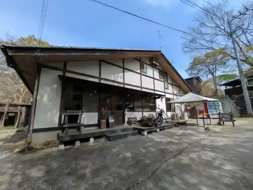 三峯神社の{uncategorized: "未分類", other: "その他", undefined: "問題あり", building: "その他建物", grave: "お墓", sacred_gate: "鳥居", guardian: "狛犬", statue: "像", buddha: "仏像", history: "歴史", nature: "自然", garden: "庭園", animal: "動物", pagoda: "塔", temizu: "手水舎", mountain_gate: "山門・神門", sanctuary: "本殿・本堂", subordinate: "末社・摂社", art: "芸術", scenery: "景色", jizo: "地蔵", ema: "絵馬", goshuin: "御朱印", omikuji: "おみくじ", items: "授与品その他", amulet: "お守り", goshuincho: "御朱印帳", eats: "食事", festival: "お祭り", votive_dance: "神楽", shichigosan: "七五三参", wedding: "結婚式", experience: "体験その他", initially: "初詣", around: "周辺", anti_infection: "感染症対策"}
