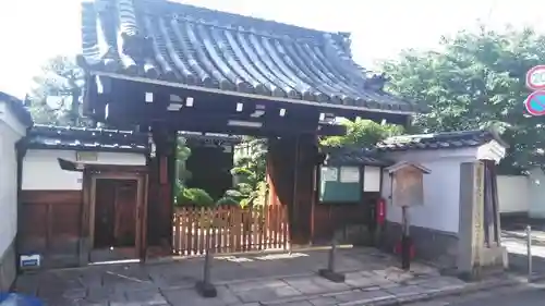 蓮光寺の山門