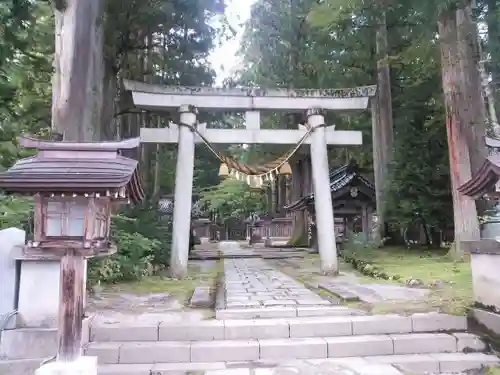 雄山神社中宮祈願殿の鳥居