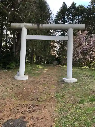 茶志内神社の{uncategorized: "未分類", other: "その他", undefined: "問題あり", building: "その他建物", grave: "お墓", sacred_gate: "鳥居", guardian: "狛犬", statue: "像", buddha: "仏像", history: "歴史", nature: "自然", garden: "庭園", animal: "動物", pagoda: "塔", temizu: "手水舎", mountain_gate: "山門・神門", sanctuary: "本殿・本堂", subordinate: "末社・摂社", art: "芸術", scenery: "景色", jizo: "地蔵", ema: "絵馬", goshuin: "御朱印", omikuji: "おみくじ", items: "授与品その他", amulet: "お守り", goshuincho: "御朱印帳", eats: "食事", festival: "お祭り", votive_dance: "神楽", shichigosan: "七五三参", wedding: "結婚式", experience: "体験その他", initially: "初詣", around: "周辺", anti_infection: "感染症対策"}