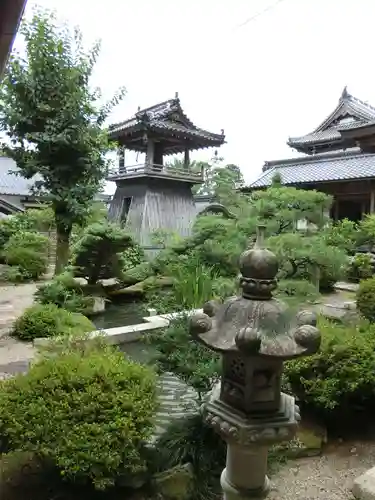 誕生寺の庭園