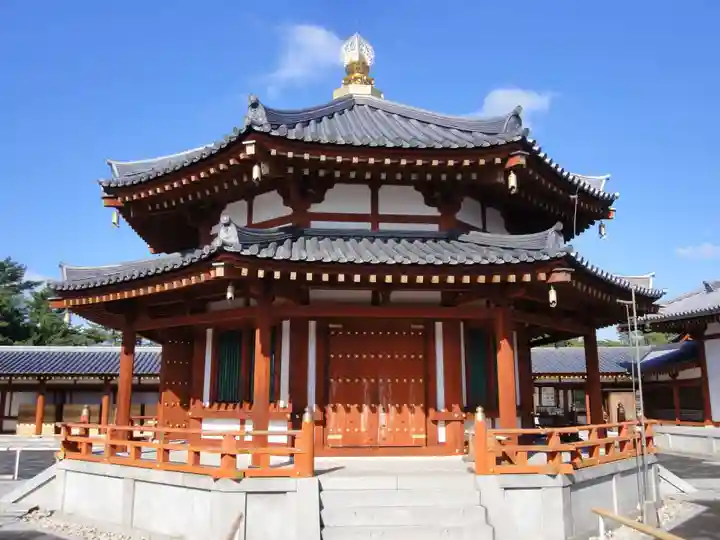 薬師寺の本殿・本堂