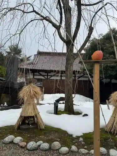 荘内神社の{uncategorized: "未分類", other: "その他", undefined: "問題あり", building: "その他建物", grave: "お墓", sacred_gate: "鳥居", guardian: "狛犬", statue: "像", buddha: "仏像", history: "歴史", nature: "自然", garden: "庭園", animal: "動物", pagoda: "塔", temizu: "手水舎", mountain_gate: "山門・神門", sanctuary: "本殿・本堂", subordinate: "末社・摂社", art: "芸術", scenery: "景色", jizo: "地蔵", ema: "絵馬", goshuin: "御朱印", omikuji: "おみくじ", items: "授与品その他", amulet: "お守り", goshuincho: "御朱印帳", eats: "食事", festival: "お祭り", votive_dance: "神楽", shichigosan: "七五三参", wedding: "結婚式", experience: "体験その他", initially: "初詣", around: "周辺", anti_infection: "感染症対策"}