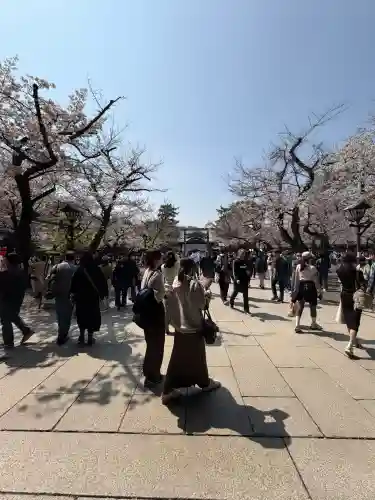 靖國神社の{uncategorized: "未分類", other: "その他", undefined: "問題あり", building: "その他建物", grave: "お墓", sacred_gate: "鳥居", guardian: "狛犬", statue: "像", buddha: "仏像", history: "歴史", nature: "自然", garden: "庭園", animal: "動物", pagoda: "塔", temizu: "手水舎", mountain_gate: "山門・神門", sanctuary: "本殿・本堂", subordinate: "末社・摂社", art: "芸術", scenery: "景色", jizo: "地蔵", ema: "絵馬", goshuin: "御朱印", omikuji: "おみくじ", items: "授与品その他", amulet: "お守り", goshuincho: "御朱印帳", eats: "食事", festival: "お祭り", votive_dance: "神楽", shichigosan: "七五三参", wedding: "結婚式", experience: "体験その他", initially: "初詣", around: "周辺", anti_infection: "感染症対策"}