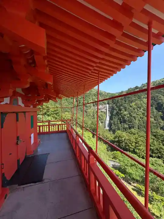 青岸渡寺の{uncategorized: "未分類", other: "その他", undefined: "問題あり", building: "その他建物", grave: "お墓", sacred_gate: "鳥居", guardian: "狛犬", statue: "像", buddha: "仏像", history: "歴史", nature: "自然", garden: "庭園", animal: "動物", pagoda: "塔", temizu: "手水舎", mountain_gate: "山門・神門", sanctuary: "本殿・本堂", subordinate: "末社・摂社", art: "芸術", scenery: "景色", jizo: "地蔵", ema: "絵馬", goshuin: "御朱印", omikuji: "おみくじ", items: "授与品その他", amulet: "お守り", goshuincho: "御朱印帳", eats: "食事", festival: "お祭り", votive_dance: "神楽", shichigosan: "七五三参", wedding: "結婚式", experience: "体験その他", initially: "初詣", around: "周辺", anti_infection: "感染症対策"}