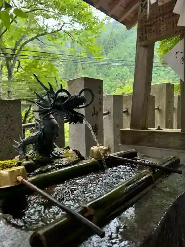 九頭龍神社の{uncategorized: "未分類", other: "その他", undefined: "問題あり", building: "その他建物", grave: "お墓", sacred_gate: "鳥居", guardian: "狛犬", statue: "像", buddha: "仏像", history: "歴史", nature: "自然", garden: "庭園", animal: "動物", pagoda: "塔", temizu: "手水舎", mountain_gate: "山門・神門", sanctuary: "本殿・本堂", subordinate: "末社・摂社", art: "芸術", scenery: "景色", jizo: "地蔵", ema: "絵馬", goshuin: "御朱印", omikuji: "おみくじ", items: "授与品その他", amulet: "お守り", goshuincho: "御朱印帳", eats: "食事", festival: "お祭り", votive_dance: "神楽", shichigosan: "七五三参", wedding: "結婚式", experience: "体験その他", initially: "初詣", around: "周辺", anti_infection: "感染症対策"}