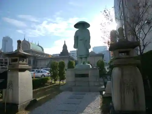 築地本願寺（本願寺築地別院）の像