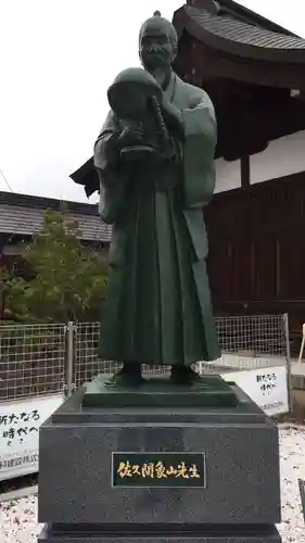 象山神社の像