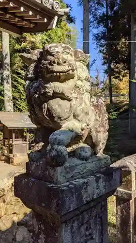 神明白山社相殿（杁下）の狛犬