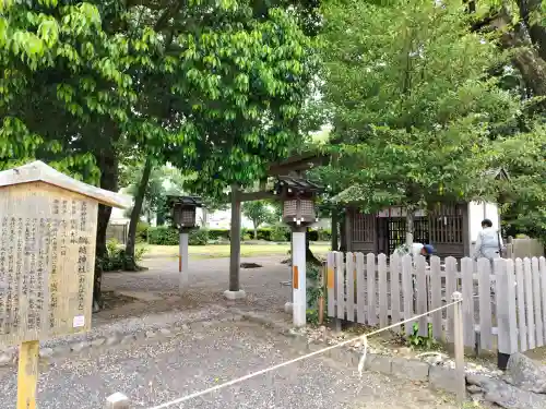 綱越神社（大神神社摂社）の{uncategorized: "未分類", other: "その他", undefined: "問題あり", building: "その他建物", grave: "お墓", sacred_gate: "鳥居", guardian: "狛犬", statue: "像", buddha: "仏像", history: "歴史", nature: "自然", garden: "庭園", animal: "動物", pagoda: "塔", temizu: "手水舎", mountain_gate: "山門・神門", sanctuary: "本殿・本堂", subordinate: "末社・摂社", art: "芸術", scenery: "景色", jizo: "地蔵", ema: "絵馬", goshuin: "御朱印", omikuji: "おみくじ", items: "授与品その他", amulet: "お守り", goshuincho: "御朱印帳", eats: "食事", festival: "お祭り", votive_dance: "神楽", shichigosan: "七五三参", wedding: "結婚式", experience: "体験その他", initially: "初詣", around: "周辺", anti_infection: "感染症対策"}